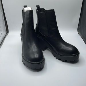 Women’s faux leather ankle Chelsea Boots Black by urban outfitters. Sz 10. NEW